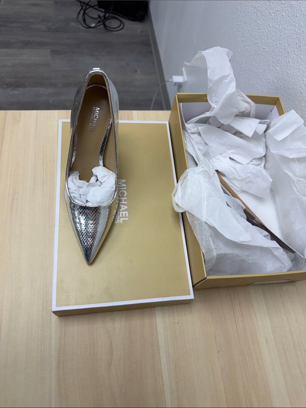 Michael Kors Silver Snakeskin Pointed Amara pump 5.5 new in box - Picture 2 of 3